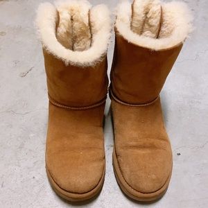 Authentic UGG chestnut bow boots 7 Bailey